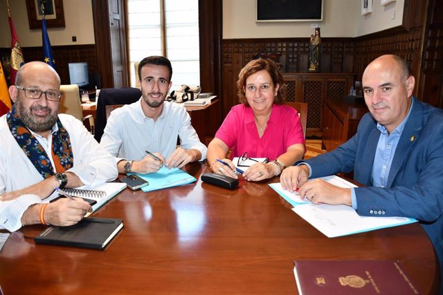 La presidenta de la Diputación de Toledo, Conchi Cedillo, ha recibido en la sede de la Institución al alcalde de Fuensalida, José Jaime Alonso.