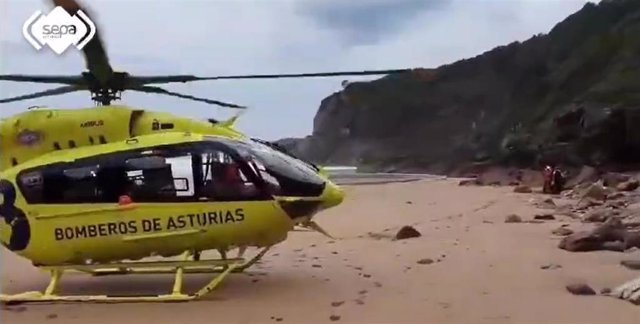 Evacuado al Hospital San Agustín un hombre que se lesionó en la playa de El Tranqueru (Carreño)