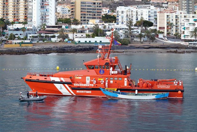 Archivo - Un barco de Salvamento Marítimo llega al Puerto de los Cristianos en el sur de la isla de Tenerife con los cuerpos de los 17 inmigrantes fallecidos durante la ruta migratoria hacia Canarias, a 28 de abril de 2021, en Tenerife, Islas Canarias (Es