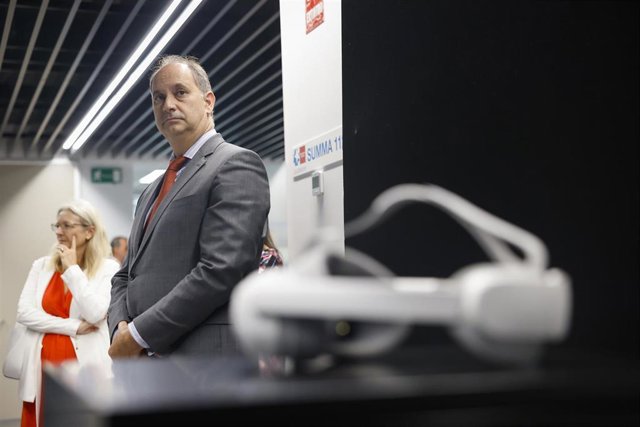 Archivo - El consejero de Digitalización, Miguel López-Valverde, visita el Hospital Isabel Zendal