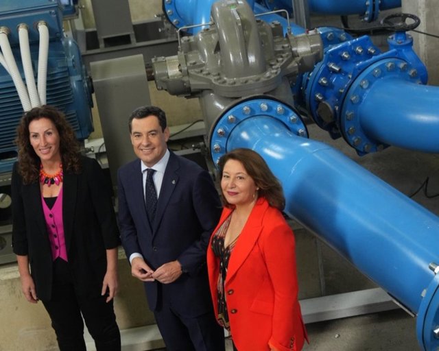 La alcaldesa de Almería, María del Mar Vázquez, el presidente de la Junta de Andalucía, Juanma Moreno, y la consejera de Agricultura, Carmen Crespo, en la puesta en marcha de los depósitos de La Pipa Alta, en Almería.