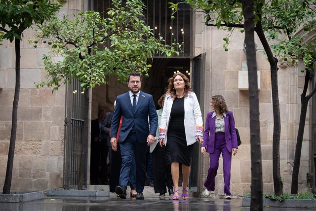 El presidente de la Generalitat, Pere Aragonès y la consellera de la Presidencia, Laura Vilagrà, a su llegada a la reunión del Govern sobre el informe, a 16 de octubre de 2023, en Madrid (España). El politólogo y coordinador del comité de expertos sobre e