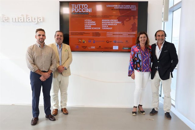 Ka diputada de Desarrollo Económico Sostenible, Empleo y Formación, Esperanza González, junto al junto al productor del espectáculo, Carlos Rueda, y al director artístico Juanma Marra.