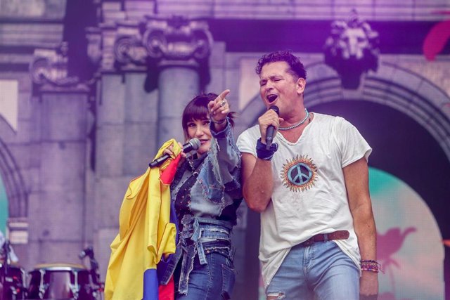 Los cantantes Carlos Vives y Rozalén durante una actuación en la Puerta del Alcalá con motivo de la fiesta de la Hispanidad.