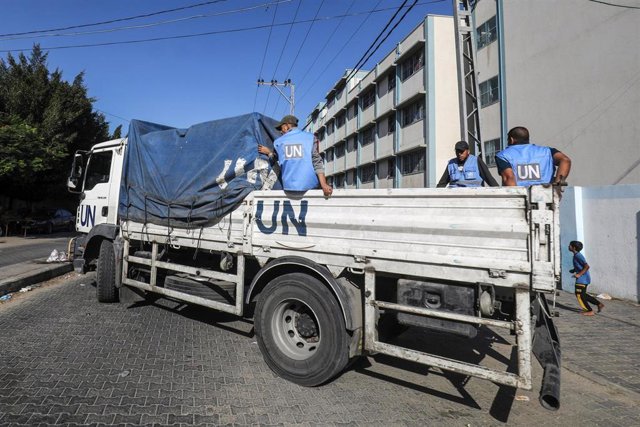 Camión con suministros para una de las escuelas de la UNRWA en la Franja de Gaza