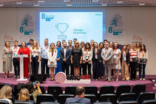 Las empresas ganadoras posan junto con las autoridades y los miembros del jurado encargados de fallar los primeros premios Eurorregional Biosalud 2023