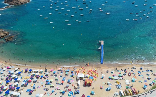 Archivo - Imatge d'una platja concurreguda de la Costa Brava