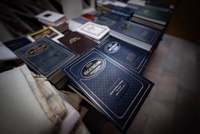 Varios libros de rezos en el solemne acto celebrado en memoria de las víctimas de los ataques terroristas sufridos por Israel, en la Sinagoga Beth Yaacov