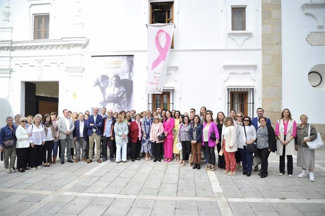 Un gran lazo rosa luce en la fachada de la Asamblea por el Día Internacional Contra el Cáncer de Mama.