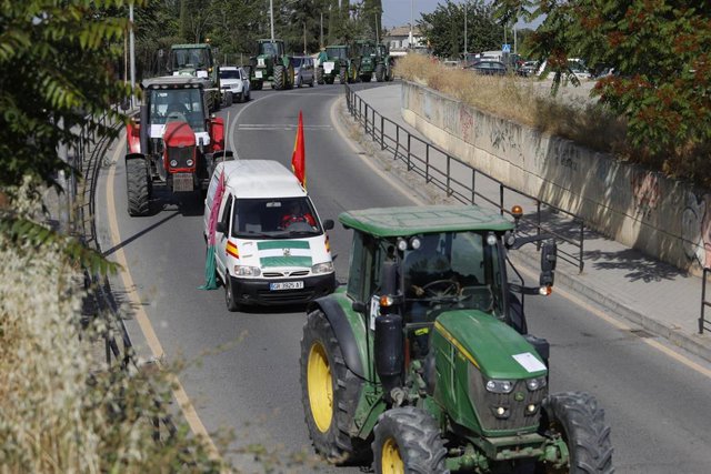 Archivo - Los regantes durante la tractorada para reclamar la autorización del riego con aguas regeneradas, el pasado mayo