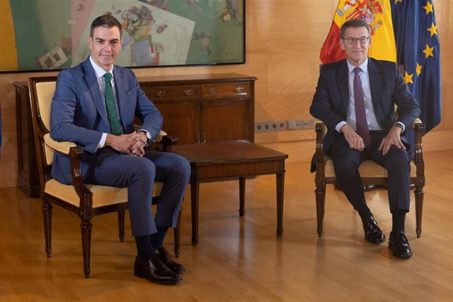 El secretario general del PSOE y presidente del Gobierno en funciones, Pedro Sánchez (i), se reúne con el líder del Partido Popular, Alberto Núñez Feijóo (d).