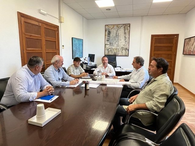 El conseller de Territorio, Movilidad e Infraestructuras, Fernando Rubio, en el centro de la mesa para la reunión con la Plataforma de Indignados de la Ma-10