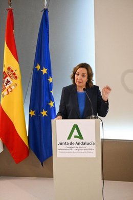 La viceconsejera de Justicia, Administración Local y Función Pública, Ana Corredera, ha inaugurado en el IAAP unas jornadas sobre el Estatuto del Directivo Público Profesional.