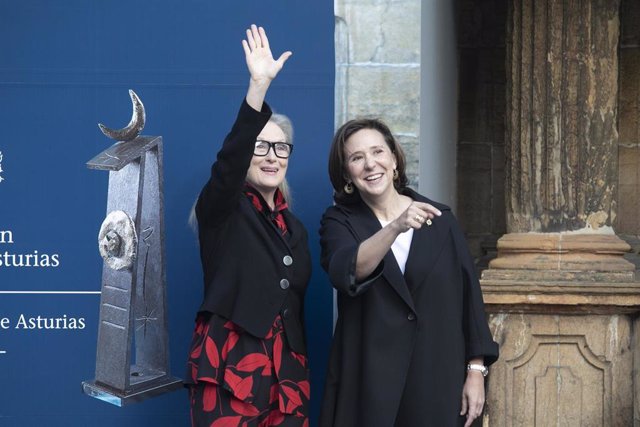 La actriz Meryl Streep (i), y la presidenta de la Fundación Princesa de Asturias, Teresa Sanjurjo (d), durante su recibimiento oficial, en el hotel Eurostars de la Reconquista, a 18 de octubre de 2023, en Oviedo, Asturias (España). 