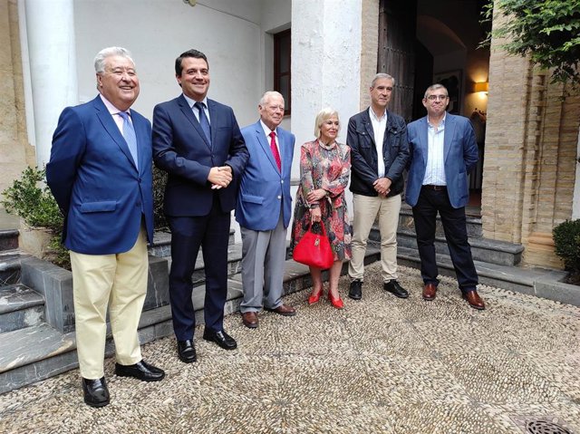 El alcalde con representantes de la Fundación Antonio Gala para anunciar los homenajes al poeta.