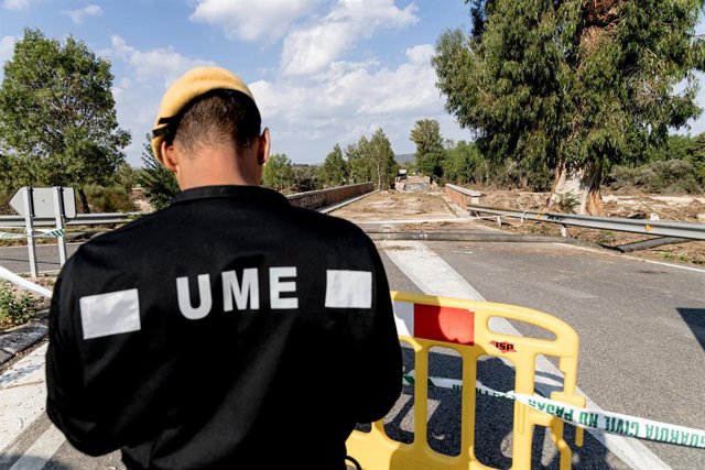Archivo - Un agente de la UME en una de las zonas afectadas por la DANA, a 10 de septiembre de 2023, en Aldea del Fresno, Madrid (España). 
