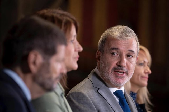 El alcalde de Barcelona, Jaume Collboni (c), durante una rueda de prensa para analizar sus primeros 100 días en el cargo, en el Ayuntamiento de Barcelona, a 20 de septiembre de 2023, en Barcelona, Catalunya (España).