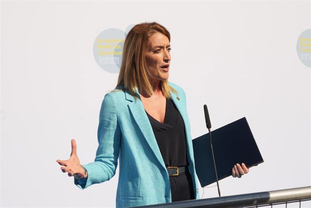La presidenta del Parlamento Europeo, Roberta Metsola, atiende a los medios de comunicación a su llegada al Palacio de Congresos de Granada para participar en la cumbre de la Comunidad Política Europea (CPE), a 5 de octubre de 2023, en Granada, Andalucía 
