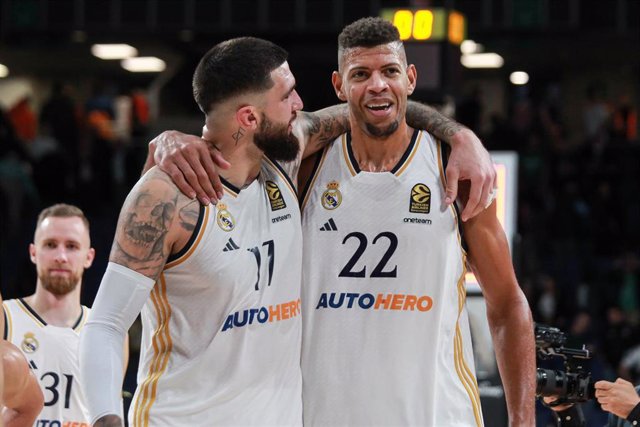 Vicent Poirier y Walter Samuel Tavares tras la victoria del Real Madrid frente al Zalgiris