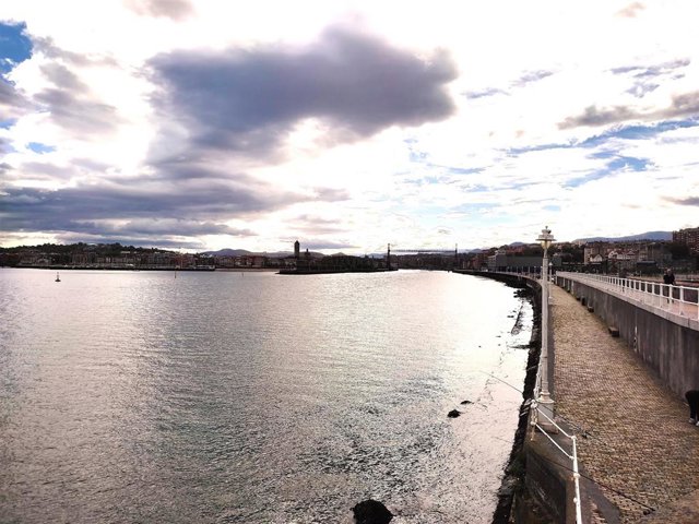 Cielo nublado en la costa vizcaína