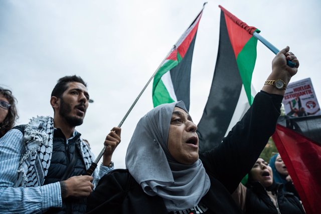 Decenas de manifestantes durante una concentración de emergencia por los últimos acontecimientos en Gaza, frente a la embajada Israelí, a 18 de octubre