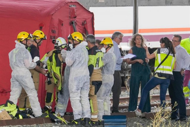 La policía, bomberos y la UME, despliegan el dispositivos para sacar el cadáver de Alvaro Prieto entre dos trenes