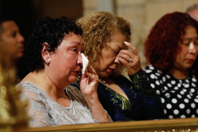 Familiares y amigos de las víctimas durante la misa funeral por los fallecidos en las discotecas de la zona de ocio de Las Atalayas, en la Catedral de Murcia, a 18 de octubre de 2023, en Murcia, Región de Murcia (España). La Diócesis de Cartagena celebra 