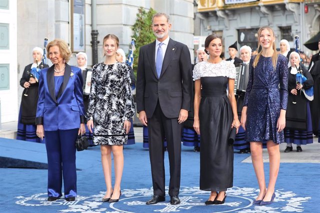 Archivo - Los Reyes Felipe VI y Doña Letizia acompañada de sus hijas la Princesa Leonor y la Infanta Sofía, junto a la Reina Doña Sofía en los Premios Princesa de Asturias 2022 a 28 de Octubre de 2022 en Oviedo (España).