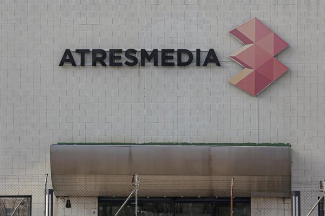 Archivo - Letras y logo de Atresmedia en la fachada del edificio de la sede del grupo