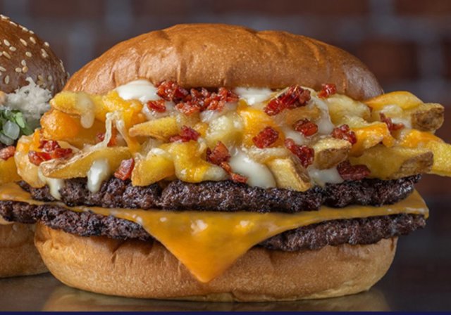 Foster's Hollywood presenta su nueva carta de hamburguesas, en las que el protagonista absoluto es el sabor, como en la Bacon & cheese fries burger, en la imagen