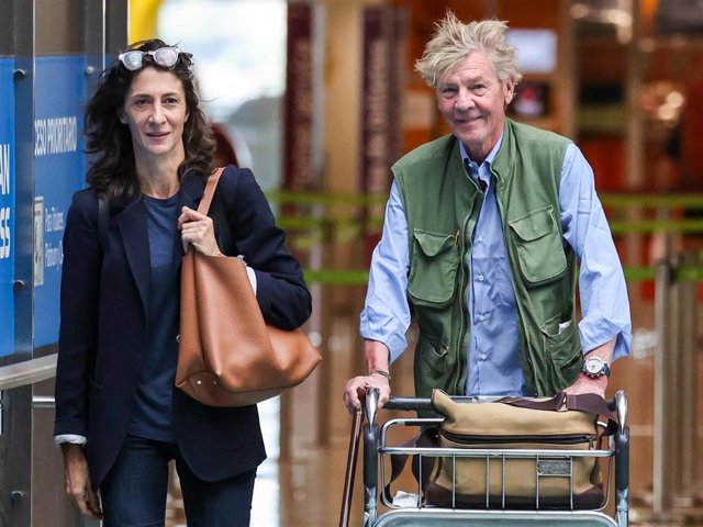 Ernesto de Hannover y Claudia Stilianopoulos en el aeropuerto de Madrid