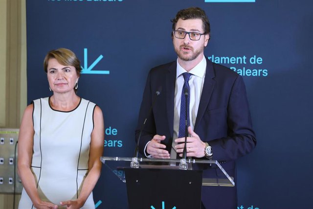 Archivo - El portavoz parlamentario del PP, Sebastià Sagreras, y la portavoz adjunta, Marga Durán.