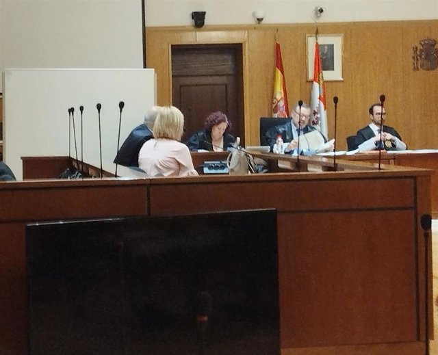 La acusada de sacar 18.000 euros de la cuenta de su padre, aprovechando su demencia, pacta ocho meses de cárcel.