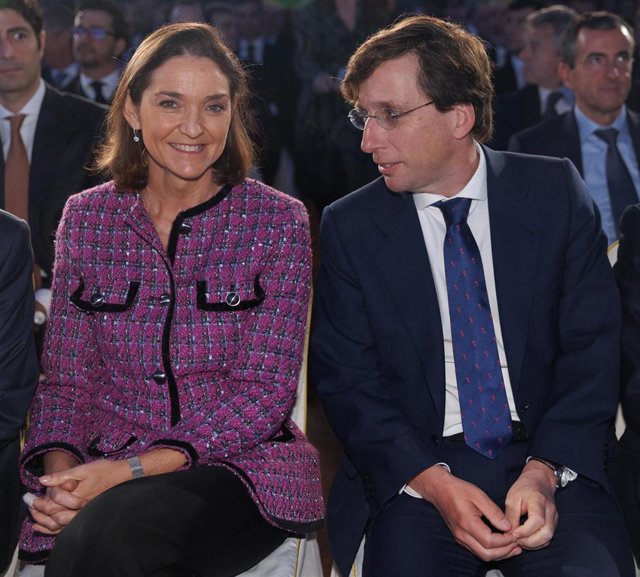 Archivo - La ministra de Industria, Comercio y Turismo, Reyes Maroto, y el alcalde de Madrid, José Luis Martínez Almeida, durante la inauguración de la XIII Edición del Foro Spain Investors Day en el Hotel Mandarín Oriental Ritz