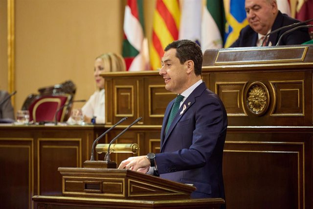 El presidente de la Junta de Andalucía, Juanma Moreno, interviene durante un debate tras la Comisión General de las Comunidades Autónomas, en el Senado, a 19 de octubre de 2023, en Madrid (España). En la Comisión, Aragonès, ha defendido la amnistía y el r