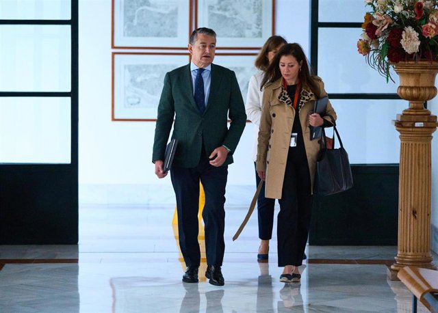 El consejero de la Presidencia, Interior, Diálogo Social y Simplificación Administrativa, Antonio Sanz, en los pasillos del Parlamento andaluz.