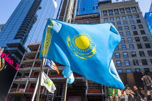 Archivo - Bandera de Kazajistán (imagen de archivo).