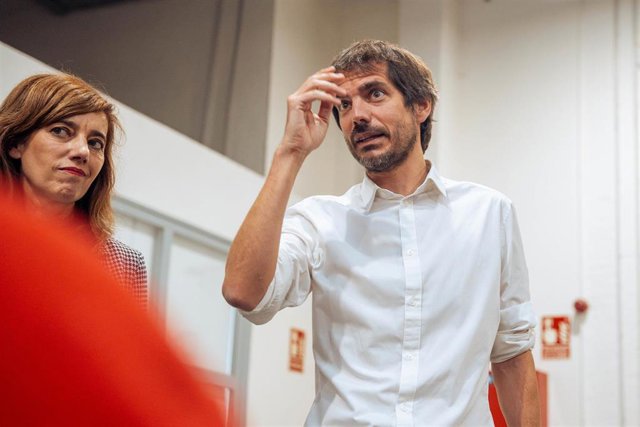 La portavoz de Sumar en el Congreso, Marta Lois, junto al portavoz de Sumar, Ernest Urtasun, tras una rueda de prensa de Sumar, en el Espacio Rastro, a 16 de octubre de 2023, en Madrid (España). 