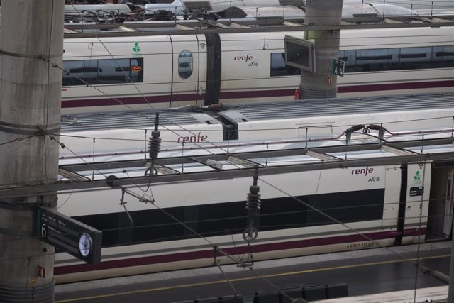 Archivo - Varios trenes AVE estacionados 