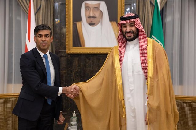 El primer ministro británico, Rishi Sunak, y el príncipe heredero saudí, Mohamed bin Salman