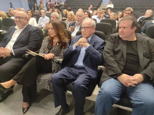 (Desde Izda.) Manuel Torralbo, Nuria Ceular, Alfonso Guerra Y Manuel Lamarca, Poco Antes De La Presentación Del Libro.
