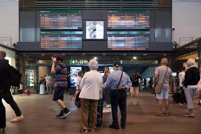 Archivo - Usuarios de la línea Madrid-Sevilla afectados por los retrasos en la estación de Santa Justa en una imagen de archivo