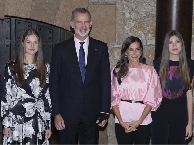 La Princesa Leonor, El Rey Felipe VI, La Reina Letizia Y La Infanta Sofía A La Salida Del XXXI Concierto Princesa De Asturias