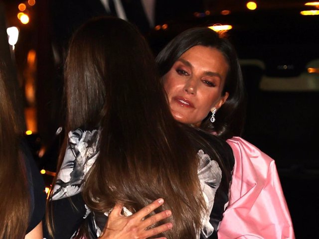 La Reina Letizia y La Princesa Leonor, su cariñosa despedida tras el concierto con motivo de los Premios Princesa de Asturias