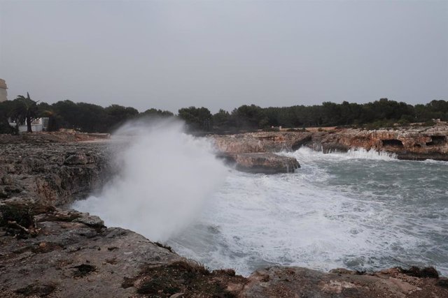 Archivo - Grandes olas en la costa.