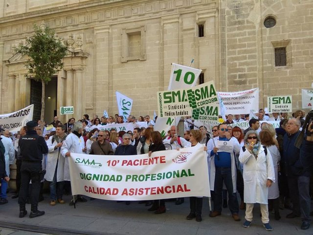 Archivo - Protestas de médicos de atención primaria.