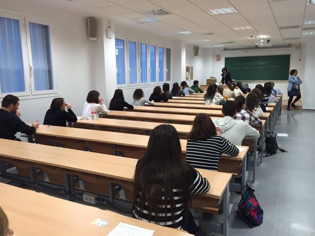 Archivo - Córdoba.- Educación.- Más de 700 personas se inscriben en las pruebas de obtención del título de Graduado en ESO