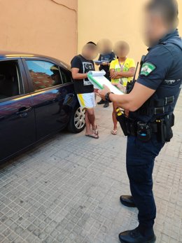 Detenido en Algeciras al estacionar su vehículo en la acera y no tener carné de conducir, seguro ni ITV