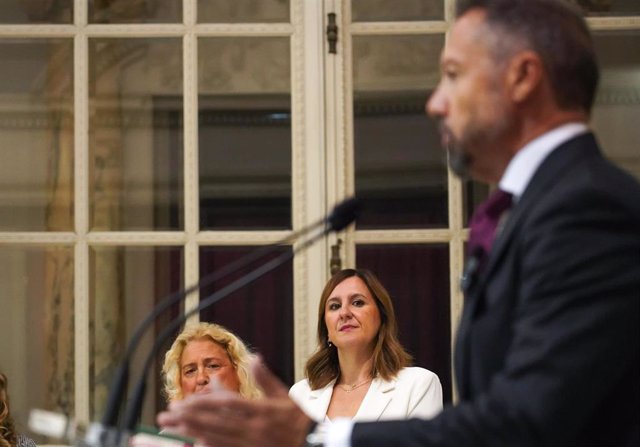 La alcaldesa de València, María José Catalá, observa al portavoz de Vox, Juanma Badenas, en la presentación del pacto de gobierno municipal.