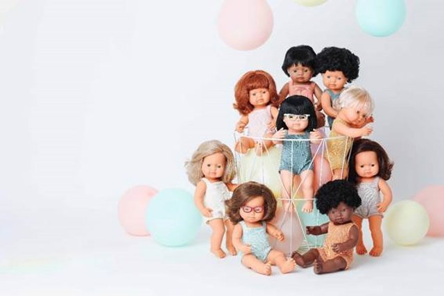 Un muñeco de la alicantina Miniland, premiado como Mejor Juguete del Año para promover la igualdad por AEFJ